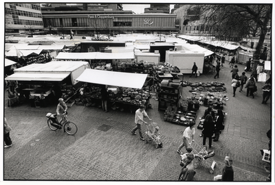 401938 Afbeelding van een markt op het Vredenburg te Utrecht.